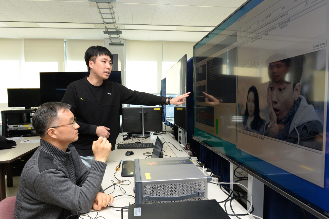 ETRI 연구진이 시청각 장애인을 위한 컨텐츠 개발 관련 연구를 진행하고 있다.[ETRI 제공]