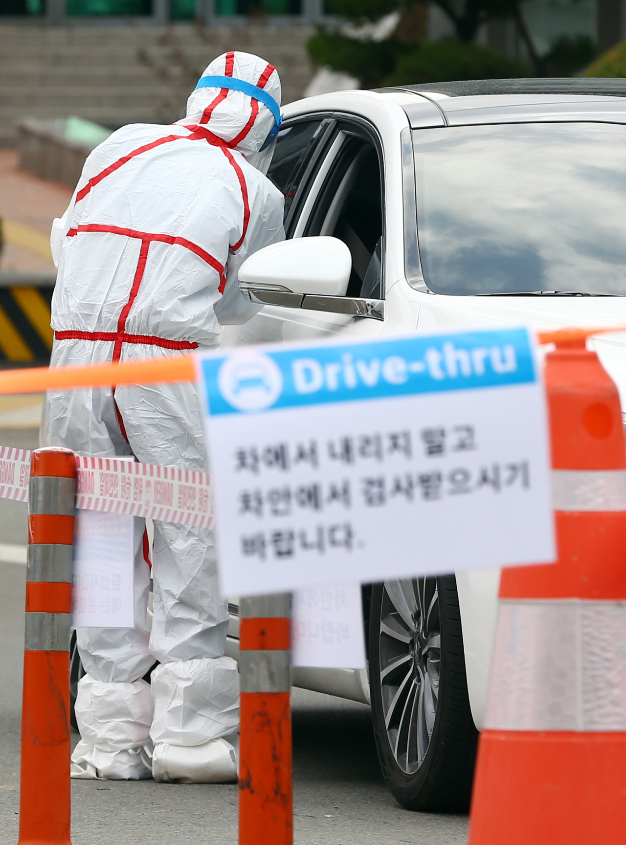 27일 대구시 남구 대명동 영남대학교 병원 선별진료소에서 신종 코로나바이러스 감염증(코로나19) 검사를 받으러 온 시민들이 차에 탄 채 의료진으로부터 진료를 받고 있다. 영남대 병원 측은 선별진료소 내에서의 감염 예방과 환자 보호를 위해 진료소 운영을 '드라이브 스루(Drive-Thru)' 방식으로 변경했다고 밝혔다. 연합뉴스