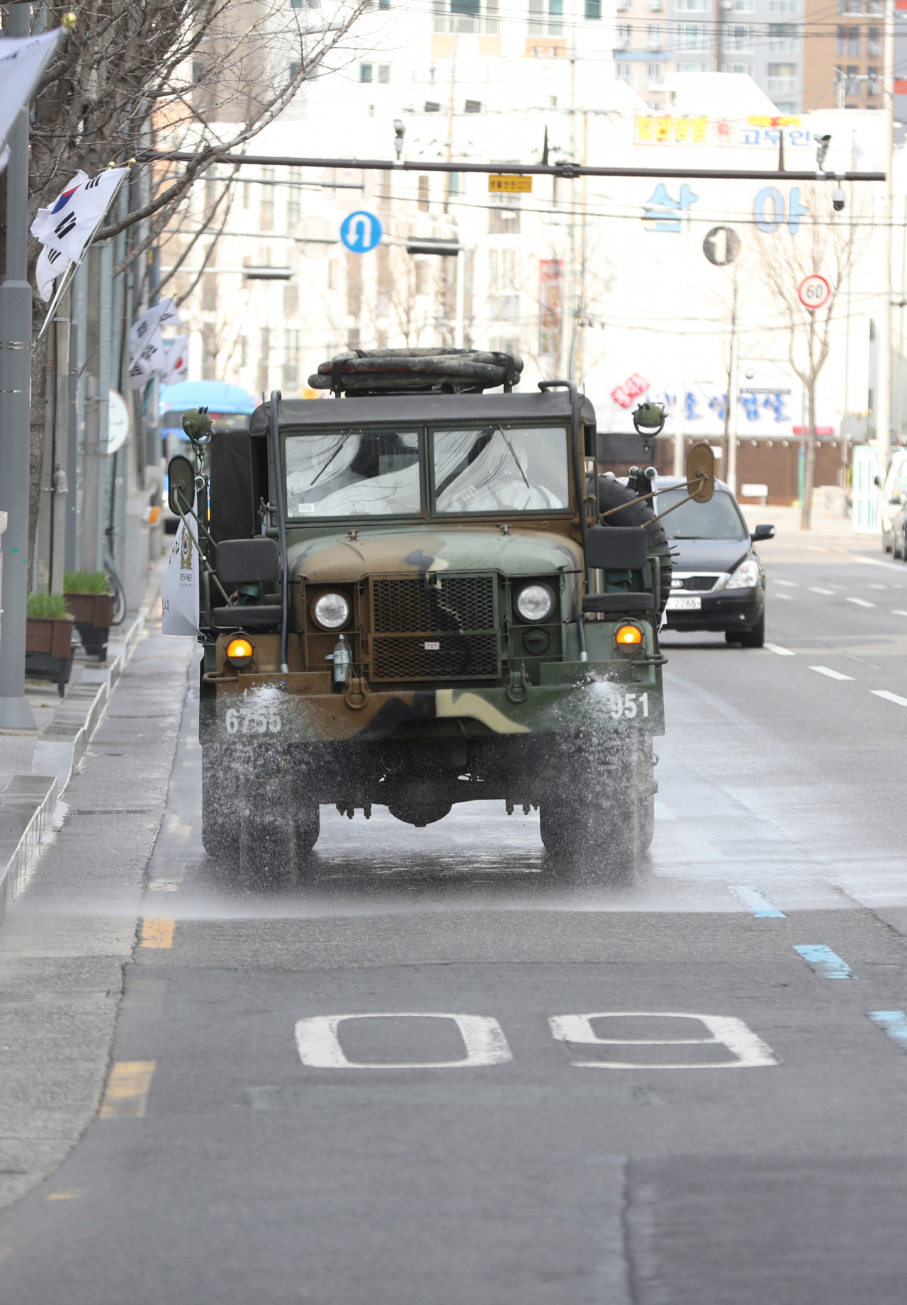 27일 오전 대구시 남구 대명동 일대에서 육군 50사단 제독차량이 신종 코로나바이러스 감염증(코로나19) 확산 방지를 위한 방역작업을 하고 있다. 연합뉴스