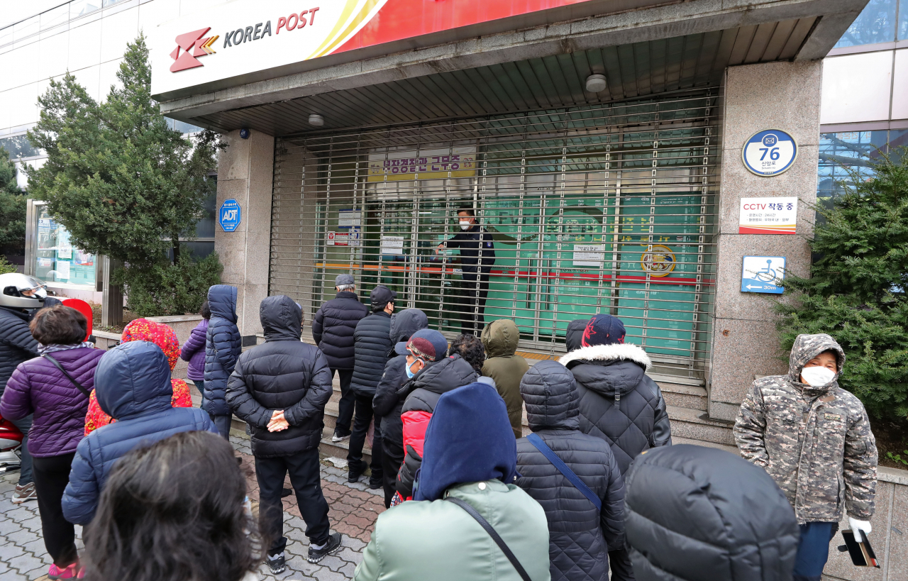 27일 오전 대구시 동구 신암2동 우체국에서 한 관계자가 시민들에게 마스크를 팔지 않는다고 안내하고 있다. 정부는 약국과 우체국 등 공적 판매처를 통해 이르면 27일, 늦어도 28일부터 마스크 350만장을 매일 공급하기로 했다. [연합]