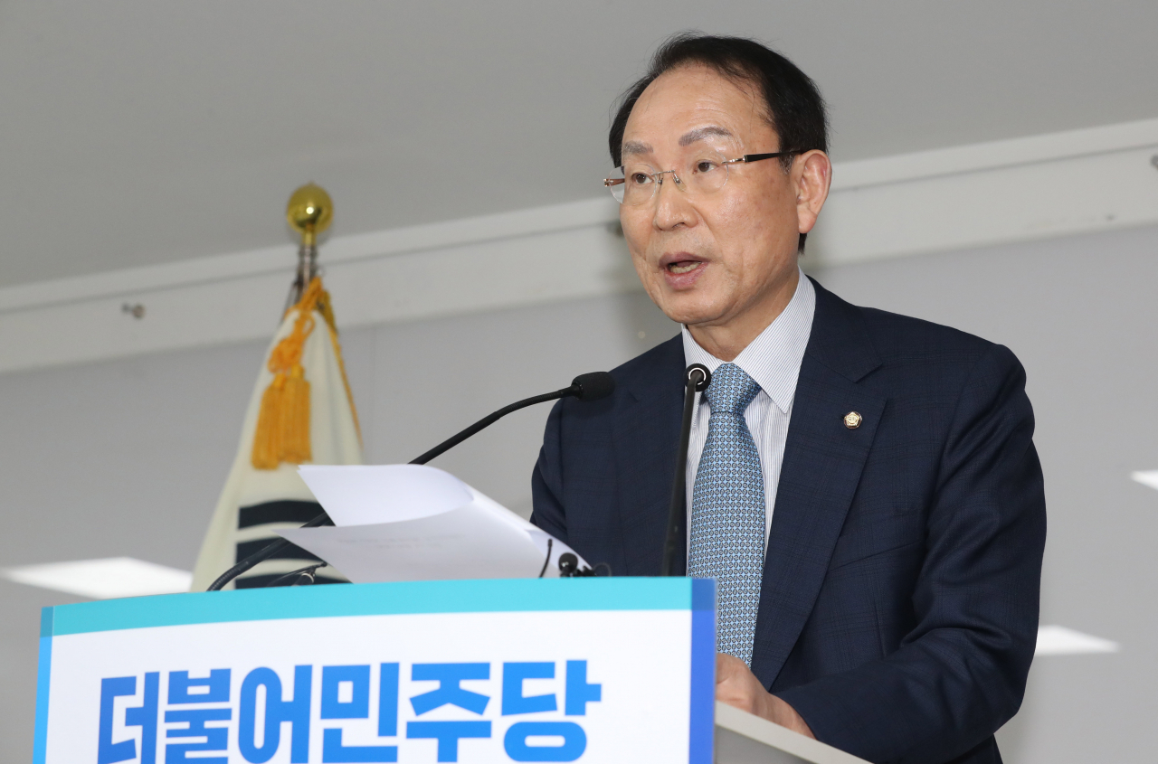 더불어민주당 최운열 중앙당선거관리위원장이 26일 오후 서울 여의도 당사에서 4·15 총선 국회의원 후보 1차 경선 결과를 발표하고 있다. 연합뉴스