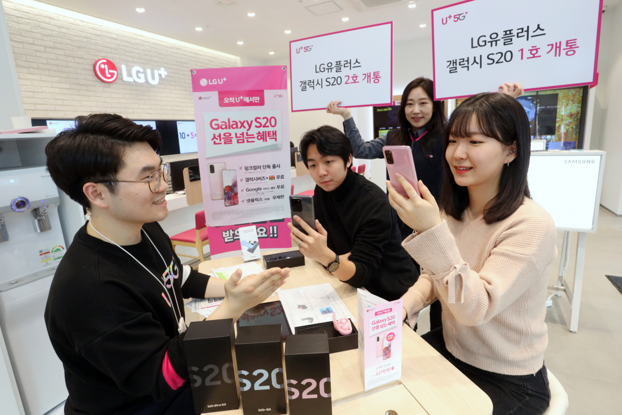 LG유플러스는 27일부터 오는 3월 5일까지 갤럭시 S20 사전 예약 가입자를 대상으로 개통을 진행한다. 사진은 1호 가입자인 최혜원 씨와 2호 가입자인 윤건희 씨가 27일 LG유플러스 서울 종각직영점에서 갤럭시 S20을 개통하고 있는 모습. [LG유플러스 제공]