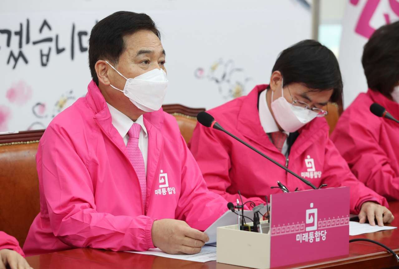 심재철 미래통합당 원내대표가 27일 국회에서 열린 최고위원회의에서 발언하고 있다. [연합]