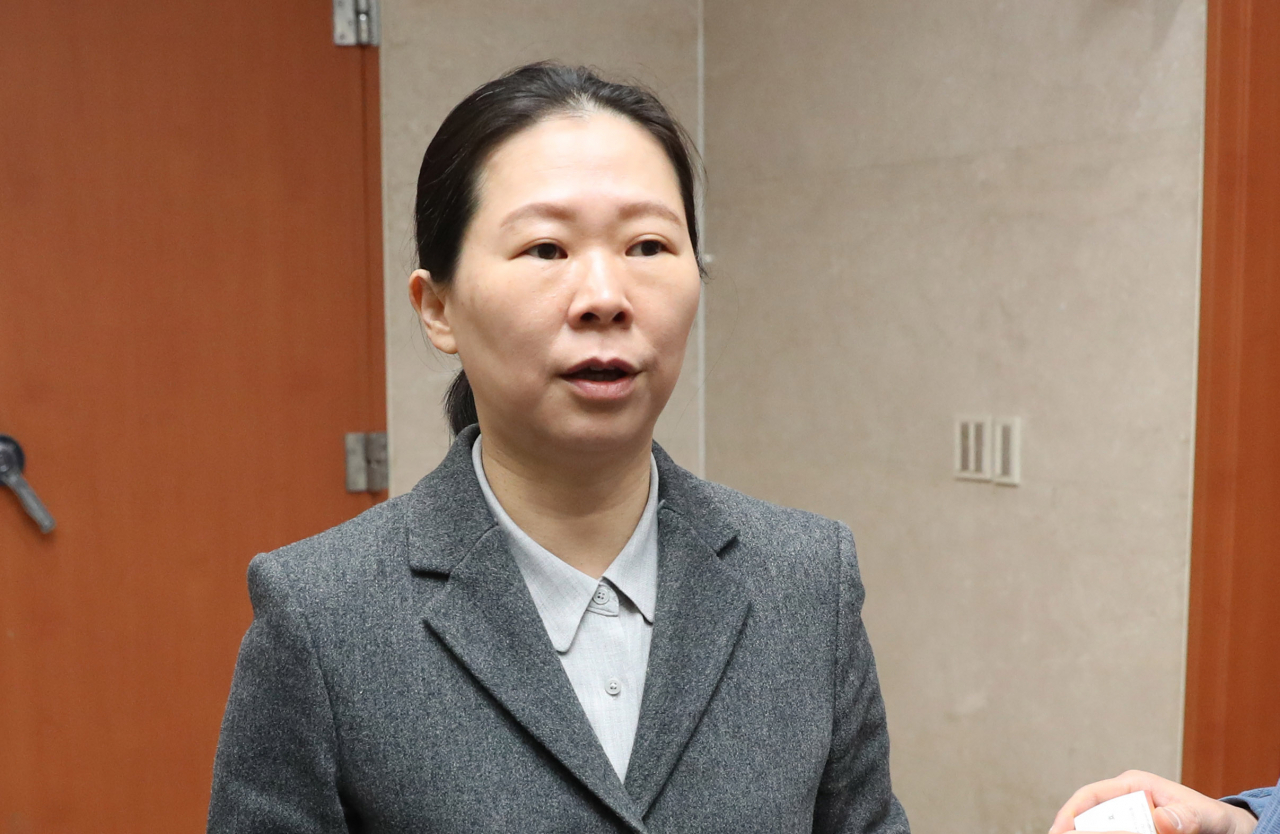 권은희 의원이 27일 오전 서울 여의도 국회 정론관에서 국민의당 입당 기자회견을 한 뒤 기자들의 질문에 답하고 있다. [연합]