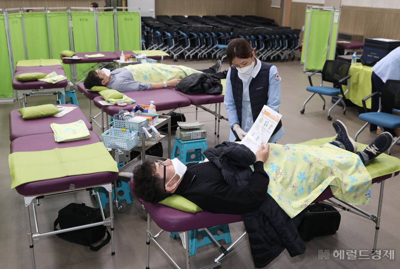 26일 관악구 직원들이 관악구민회관에서 헌혈을 하고 있다. [관악구 제공]
