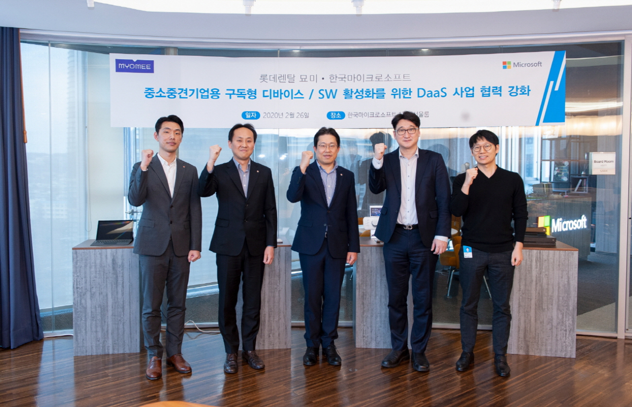 한국마이크로소프트와 롯데렌탈은 롯데렌탈의 라이프스타일 렌탈 플랫폼 묘미 사이트를 통해 중소중견기업 전용 구독형 DasS 상품 판매를 위해 공동협력하기로 했다. (좌측부터 이영진 롯데렌탈 대리, 이상민 롯데렌탈 팀장, 최근영 롯세렌탈 상무, 박범주 한국마이크로소프트 전무, 백인송 한국마이크로소프트 부장) [한국마이크로소프트 제공]
