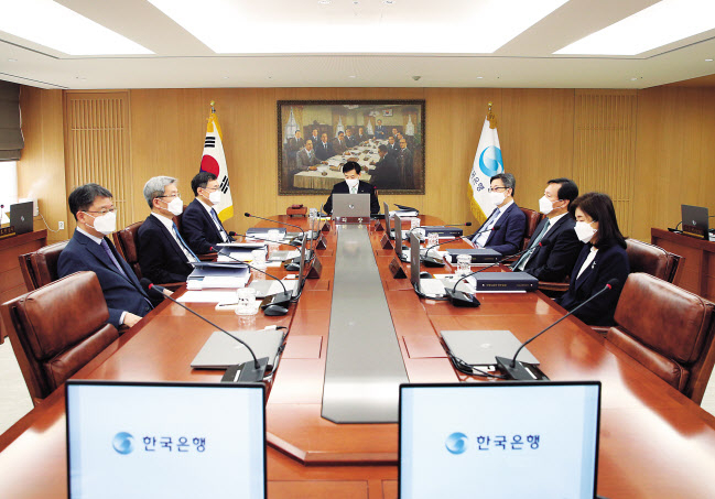 이주열 한국은행 총재가 27일 서울 중구 한은 본관에서 통화정책방향을 결정하는 금융통화위원회를 시작하고 있다. [한국은행 제공]