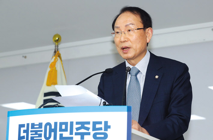 더불어민주당 최운열 중앙당선거관리위원장이 26일 오후 서울 여의도 당사에서 4·15 총선 국회의원 후보 1차 경선 결과를 발표하고 있다. [연합]