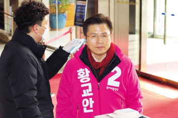 황교안 미래통합당 대표가 26일 오전 국회 본청에 들어서며 체온을 측정하고 있다. [연합]