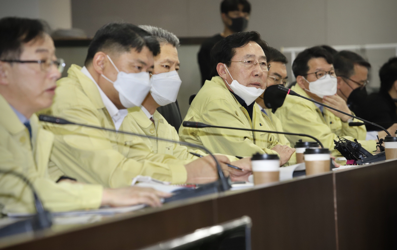 김기문 중소기업중앙회 회장(왼쪽 4번째)이 27일 중소기업을 대상으로 ‘착한 임대인 운동’을 전개한다고 설명하고 있다.[중소기업중앙회]