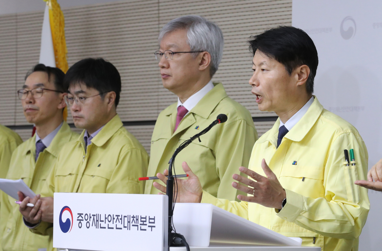 김강립 중앙재난안전대책본부 제1총괄조정관(보건복지부 차관, 오른쪽)이 27일 오전 세종시 정부세종청사에서 코로나19 대응 중앙재난안전대책본부 회의 결과 등 정례브리핑을 마친 뒤 취재진의 질문에 답변하고 있다. 오른쪽 두번째는 이태호 외교부 2차관. [연합]