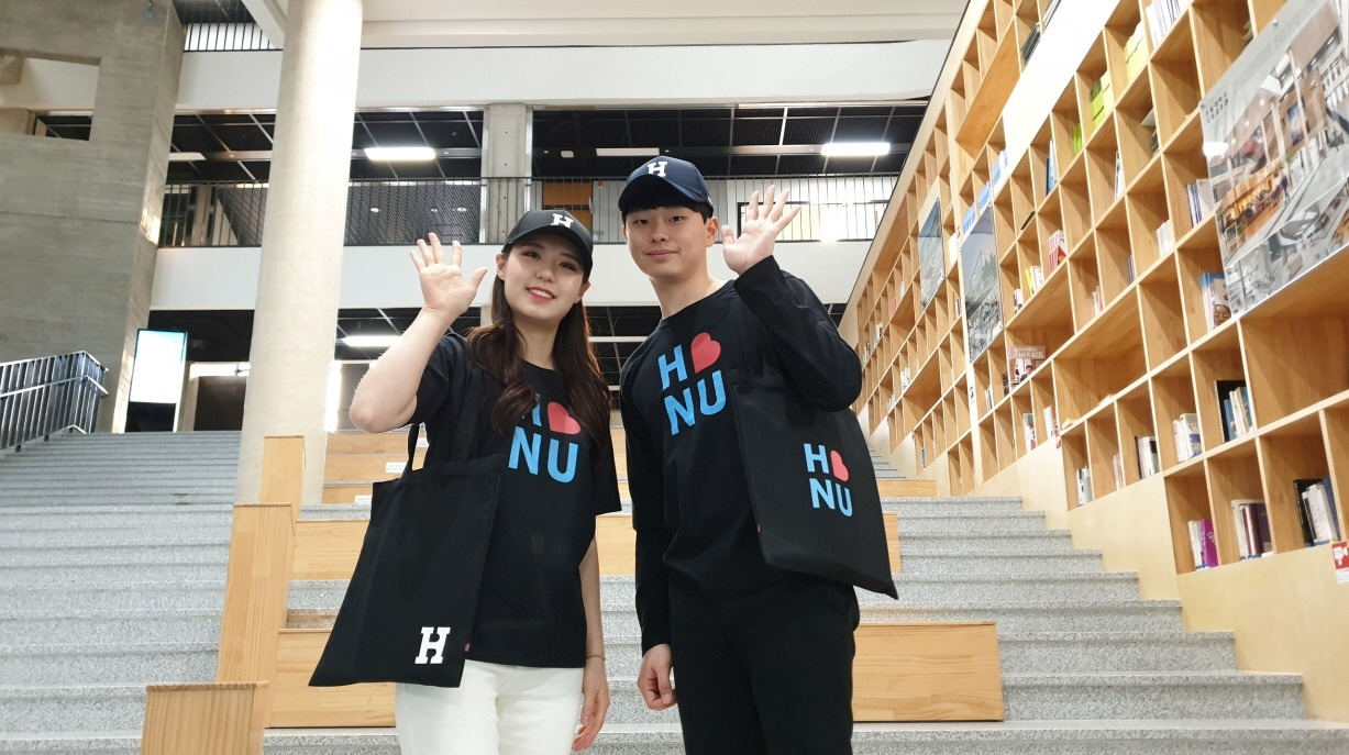 국립 한밭대학교는 지속발전형 대학을 실현키 위해 티셔츠, 에코백, 우산, 볼펜, 모자, 머그컵 등 다양한 디자인의 고유 브랜드 40여종을 개발하고 27일 첫선을 보였다.