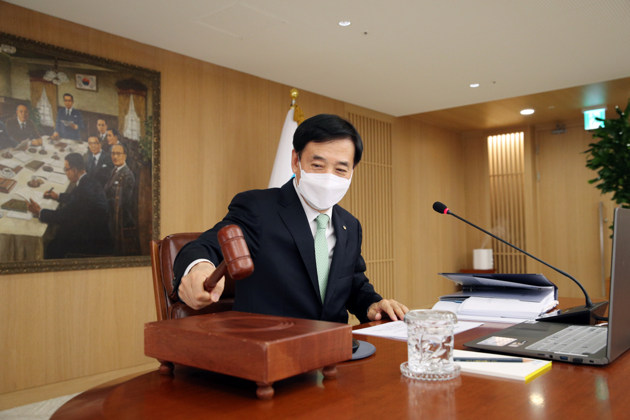 이주열 한국은행 총재가 27일 서울 중구 한은 본관에서 의사방망이를 두드리며 통화정책방향 결정을 위한 금융통화위원회를 개최하고 있다. [사진제공 한국은행]