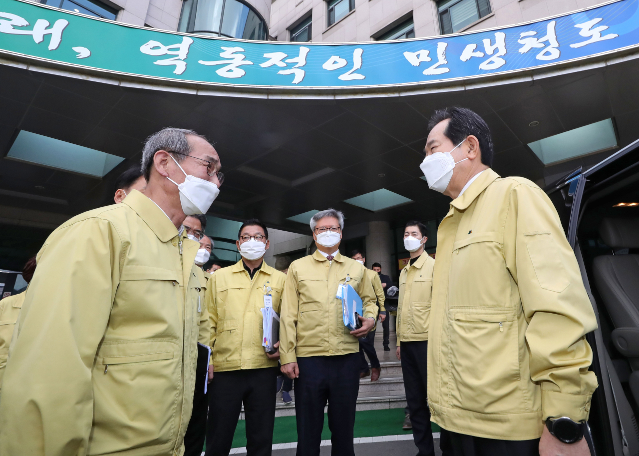 정세균 국무총리(오른쪽)가 27일 오전 경북 청도군청에서 열린 코로나19 대응 현장점검 회의를 마친 뒤 이승율 청도 군수와 인사하고 있다. ［연합］