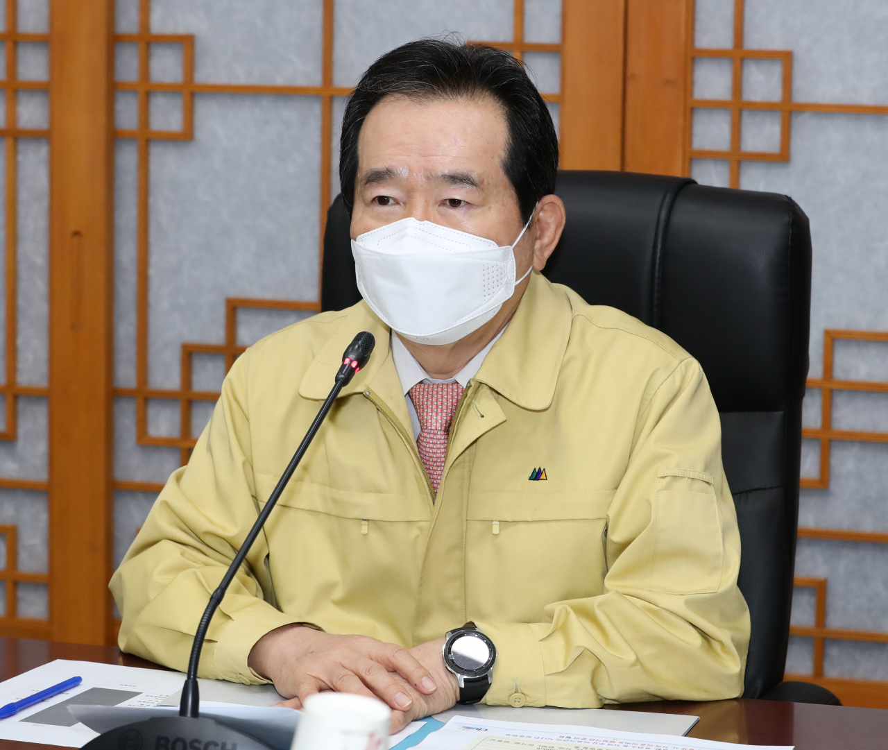 정세균 국무총리가 27일 오전 경북 청도군청을 찾아 현장점검을 하고 있다. ［연합］