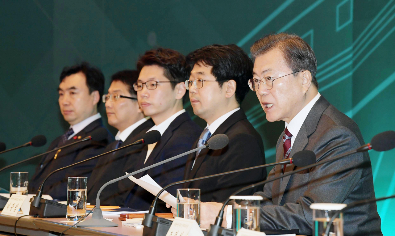 문재인 대통령이 27일 청와대에서 국토교통부와 해양수산부 업무보고에 앞서 발언하고 있다. 연합뉴스