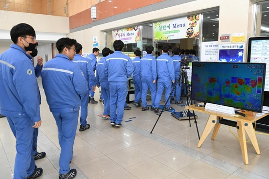 광양제철소 구내식당에 코로나 감염여부를 진단하는 발열체크 모니터가 가동되고 있다.[포스코 제공]