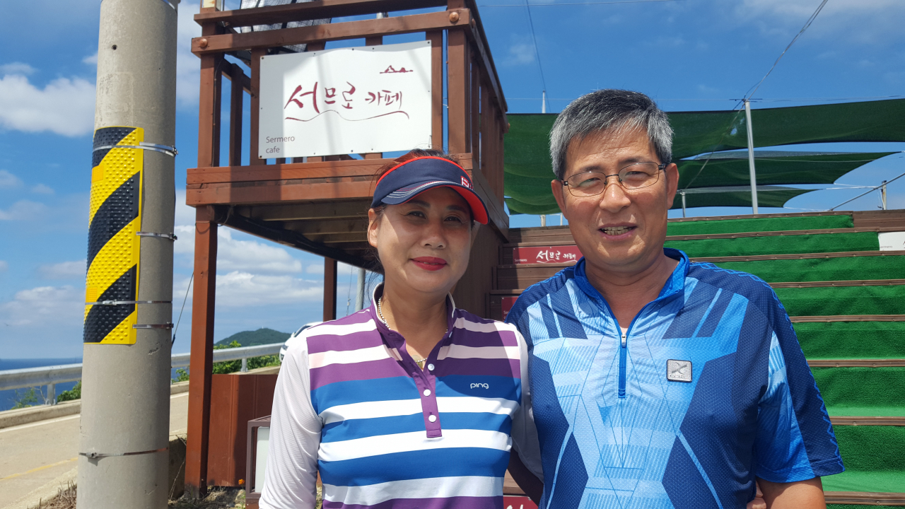 욕지도 고구마 농가의 소득증대에 기여해온 욕지고메원도넛. 통영 욕지도로 귀촌한 김민경(사진 좌) 대표가 남편과 함께 포즈를 취하고 있다.