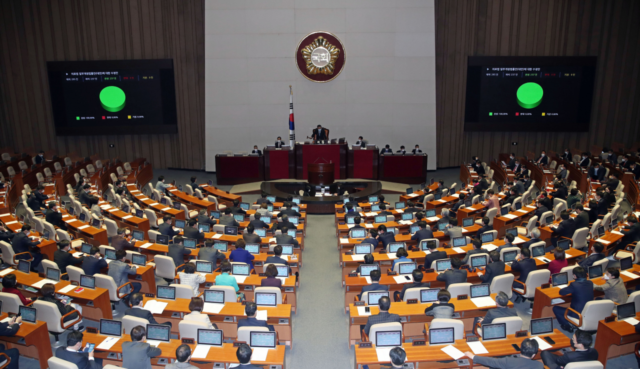 지난 26일 국회 본회의장에서 열린 본회의에서 의료법 일부개정법률안(대안)에 대한 수정안이 통과되고 있다. [연합]