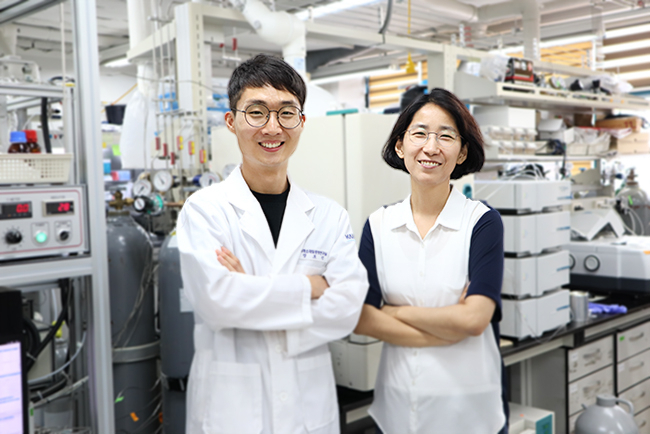 이현주(오른쪽) KAIST 생명화학공학과 교수와 정호진 박사과정생.[KAIST 제공]