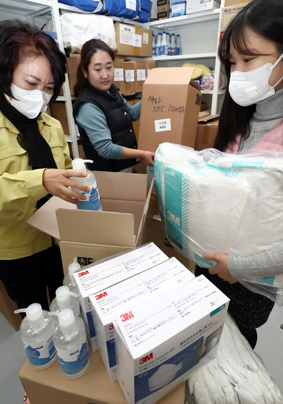 인천 옹진군은 지난 26일 지역내 취약계층에게 전달할 마스크 등을 배부하고 있다.