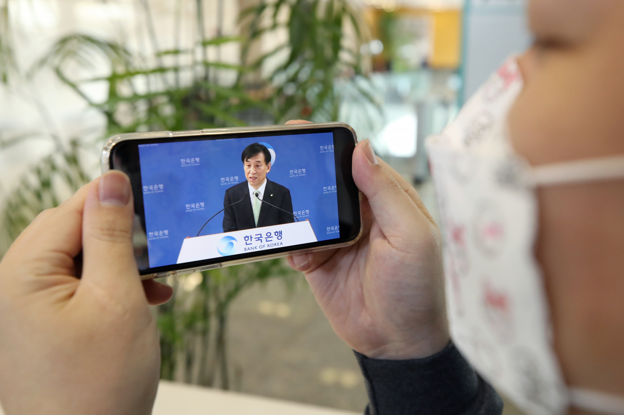 Bank of Korea Gov. Lee Ju-yeol answers questions from reporters during the central bank’s first press conference to be livestreamed via YouTube on Thursday. (Yonhap)