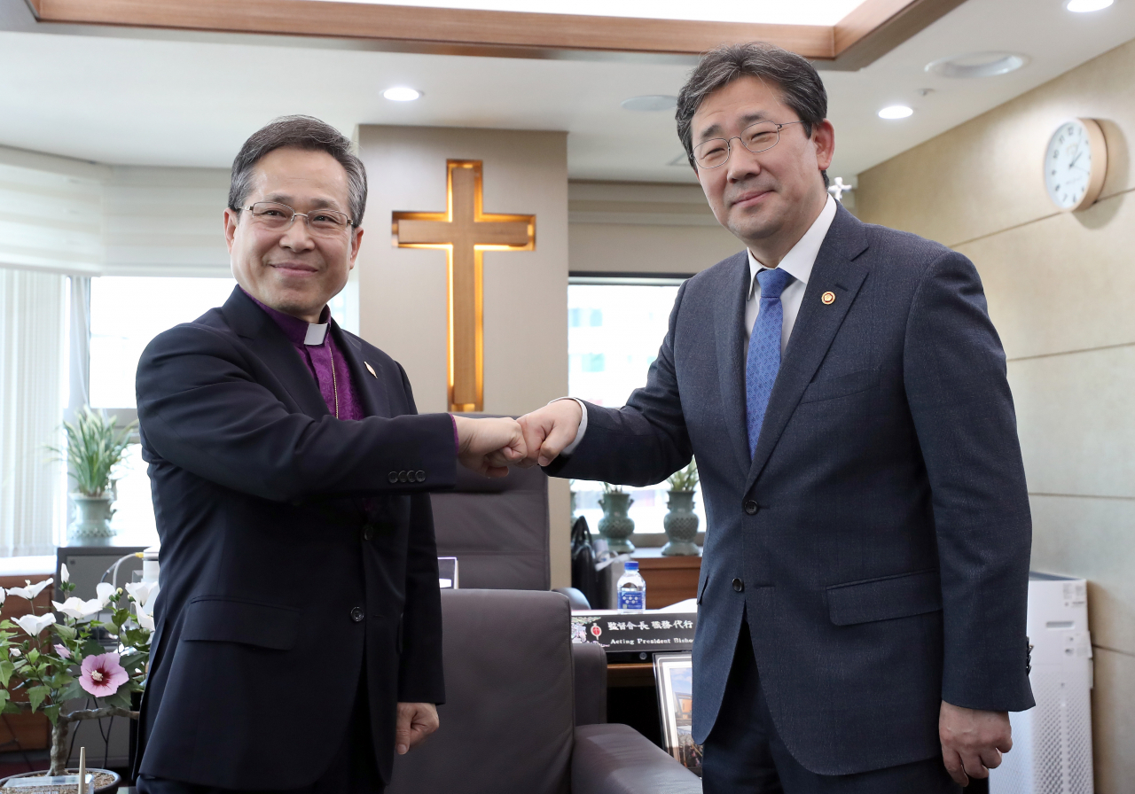 박양우(오른쪽) 문화체육관광부 장관이 서울 종로구 기독교대한감리회 본부에서 윤보환 감독회장 직무대행을 만나 코로나19 확산 방지를 위한 기독교계의 협조를 요청한 뒤 ‘피스트범프(주먹 인사)’로 인사를 나누고 있다. [문체부 제공]