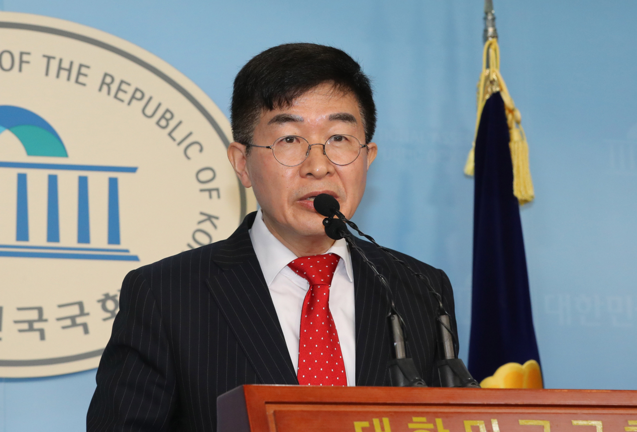 공병호 미래한국당 공천관리위원장이 27일 오후 서울 여의도 국회 정론관에서 공천관리위원회 구성에 대해 브리핑하고 있다. [연합]