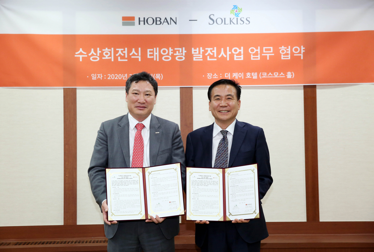호반산업과 솔키스가 27일 서울 서초구 양재동에서 업무 협약을 체결하고 있다 사진 왼쪽 호반산업 이재성 상무, 오른쪽은 솔키스 우도영 대표. [호반그룹 제공]