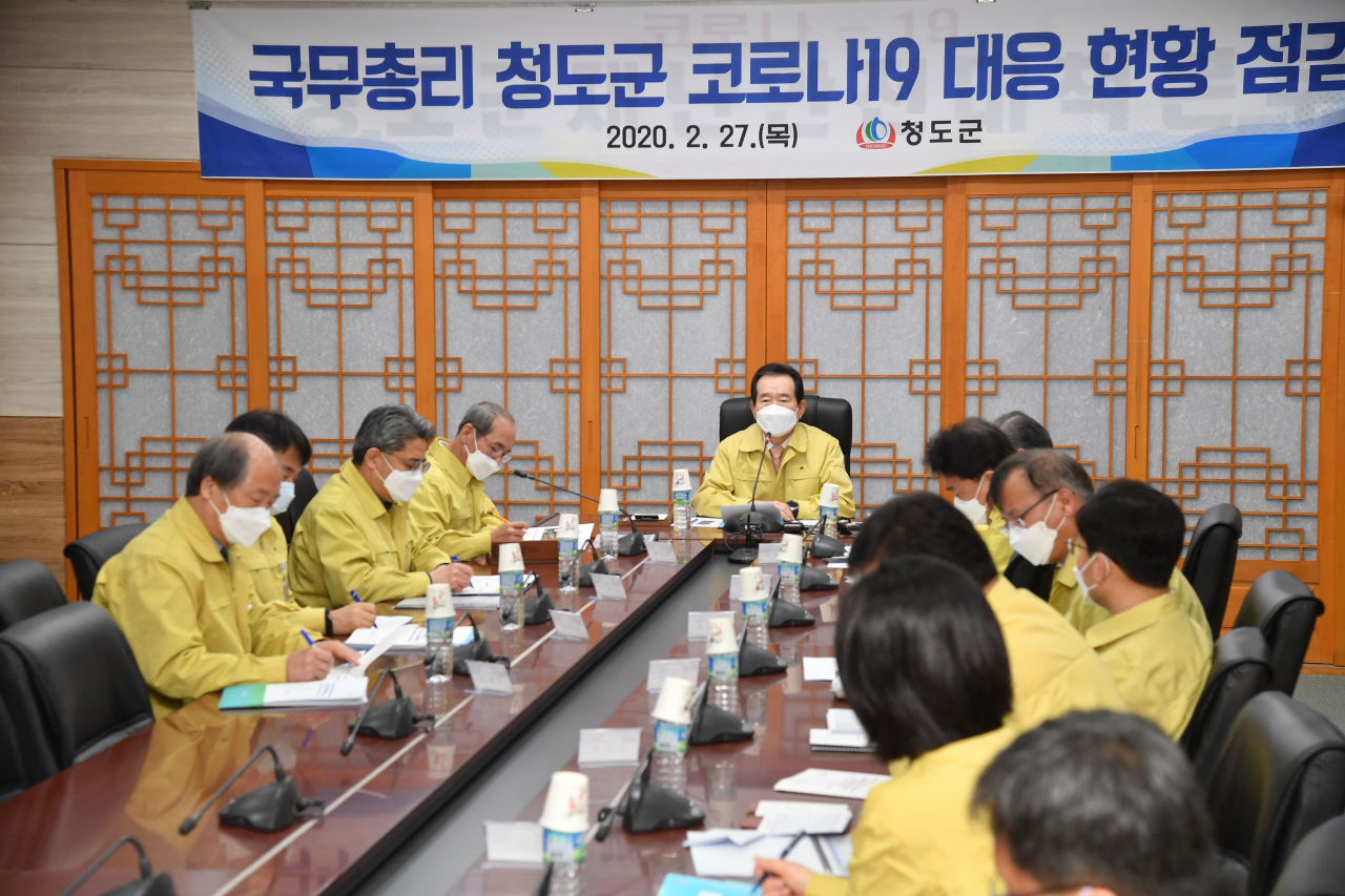 정세균 국무총리가 27일 오전 경북 청도군청을 찾아 현장 보고를 듣고 있다. [국무총리실 제공]