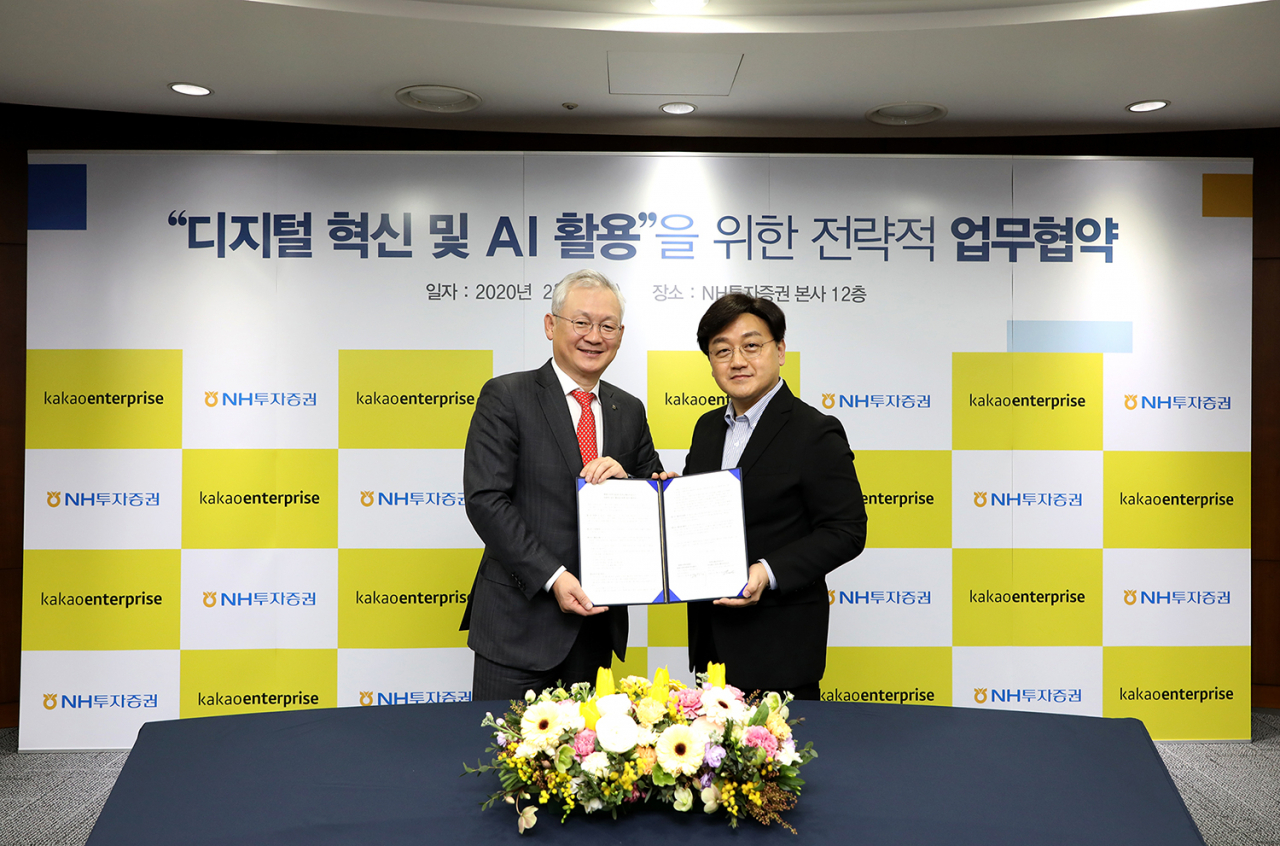 카카오엔터프라이즈는 27일 NH투자증권과 ‘디지털 혁신 및 인공지능(AI) 활용을 위한 전략적 업무 협약(MOU)’을 체결했다. 서울 여의도 NH투자증권 본사에서 개최된 이 협약식에는 (우측부터)백상엽 카카오엔터프라이즈 대표, 정영채 NH투자증권 정영채 대표이사 등이 참석했다. [카카오엔터프라이즈]