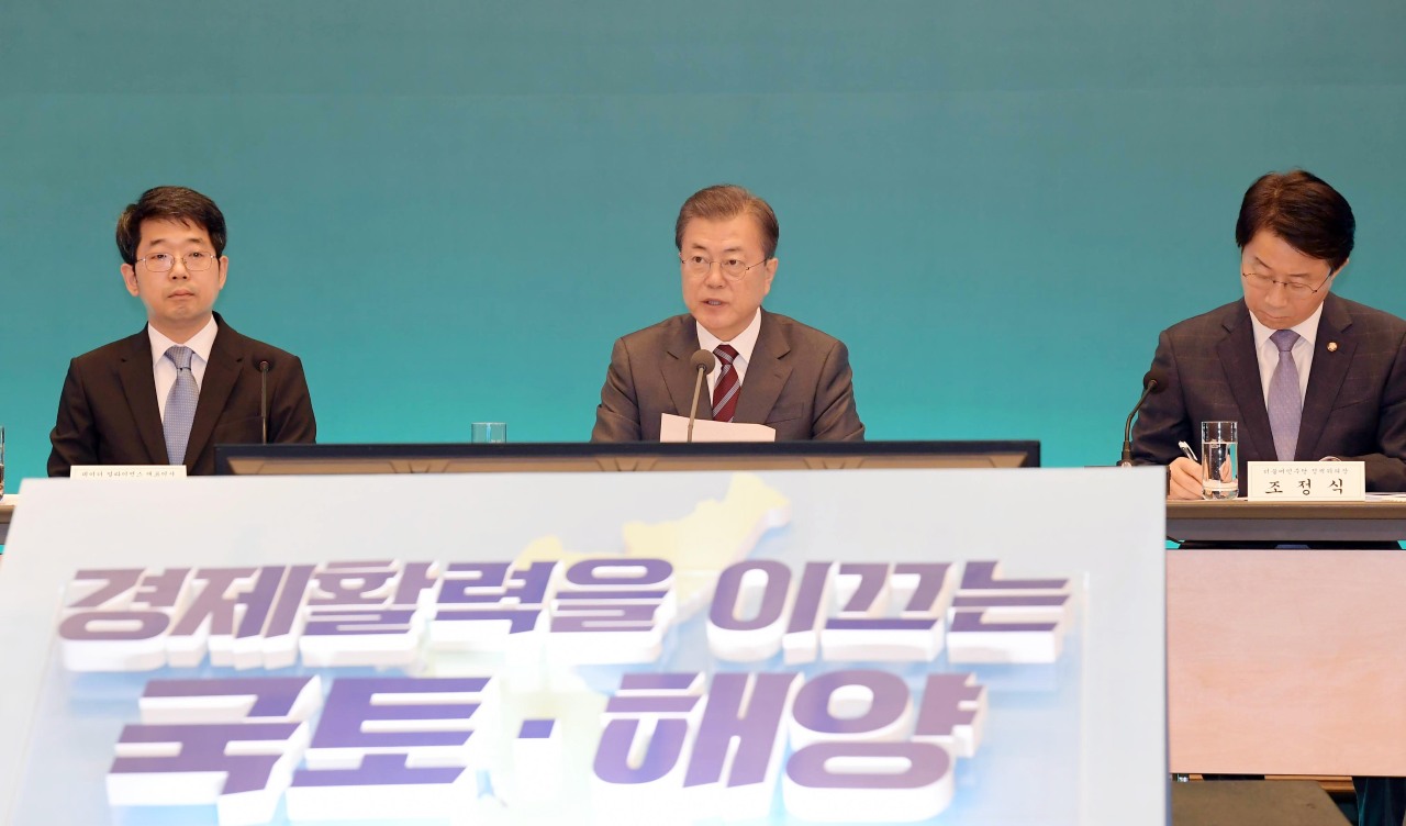 President Moon Jae-in speaks at the briefing session on Thursday. Yonhap