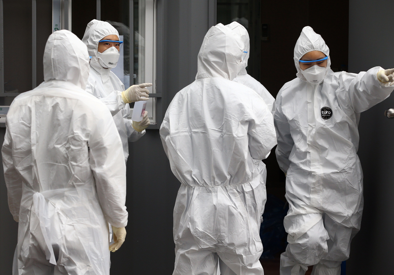 Staff at a COVID-19 testing facility in Daegu. Yonhap