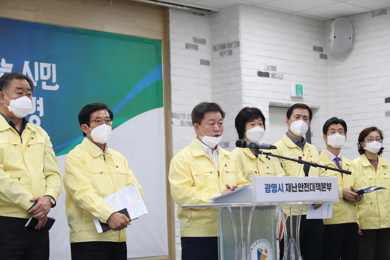 박승원 광명시장은 27일 코로나19 관련 기자회견을 갖고 첫 확진자 발생상황과 대응방안을 밝혔다. [광명시 제공]