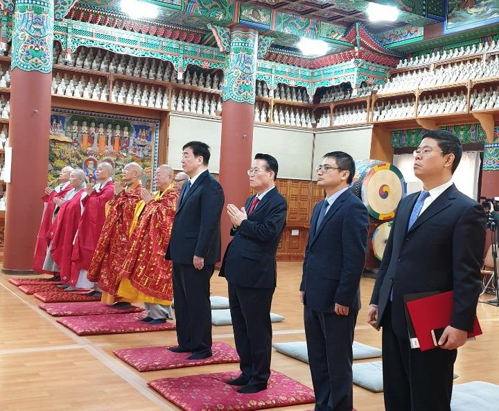 지난 26일 서울 종로구 한국불교 태고종 총무원에서 열린 ‘한중 코로나19 종식 기원 법회’에 참석한 싱하이밍 대사 등 중국대사관 관계자들과 태고종 집행부〈사진 왼쪽부터 왕웨이 정무과장, 팡쿤 공사, 권기식 한중도시우호협회장, 싱하이밍 중국대사, 호명 총무원장, 법안 교육원장〉.