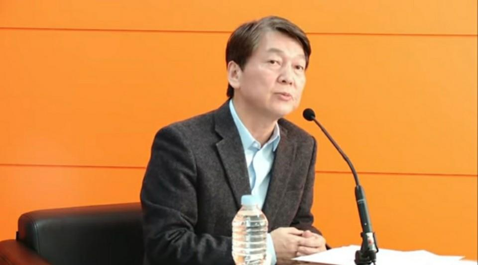 안철수 국민의당 대표가 자신의 유튜브 채널에서 코로나19 극복 긴급 제언 간담회를 진행하고 있다. [연합]