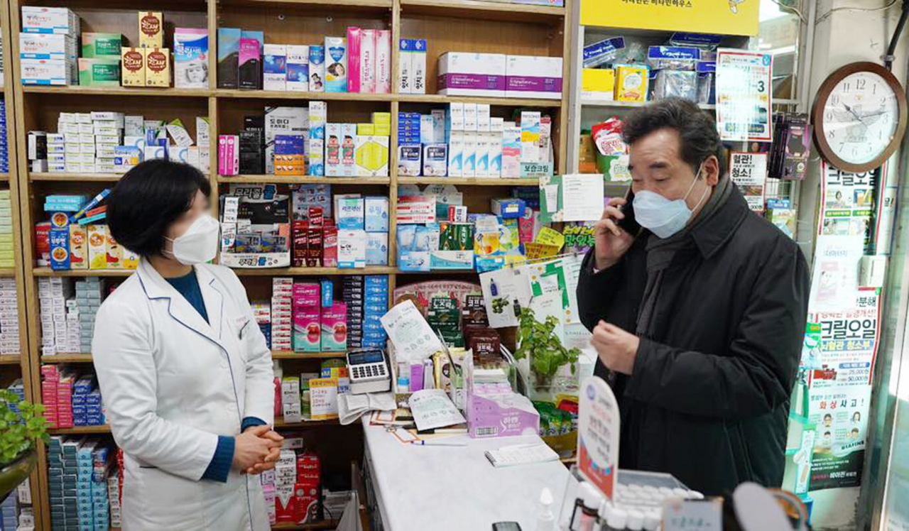 더불어민주당 이낙연 공동 상임선대위원장이 지난 27일 서울 종로의 약국을 방문해 마스크 수급상황 등을 점검하고 있다. [연합]
