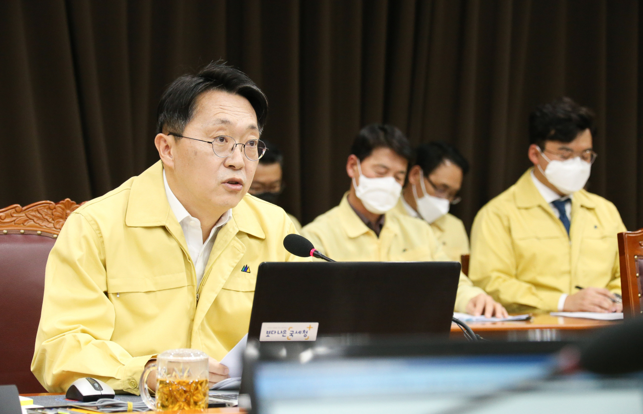 김현준(왼쪽 첫번째) 국세청장이 지난 2월 27일 세종시 정부세종2청사에서 열린 지방국세청장 회의에서 모두발언을 하고 있다. 김 청장은 이 자리에서 “코로나19 관련 마스크 사재기 등 부당이득을 얻는 사업자 등에 대해 현재 진행하고 있는 유통질서 현장 점검을 더욱 철저히 해 탈세 혐의 발견 시 세무조사로 즉시 전환 등 강력히 대응한다”고 밝혔다. ［연합］