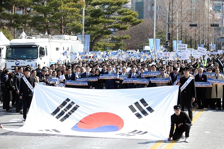 국가보훈처는 28일 코로나19 위기경보가 심각단계로 격상된데 따라 내달 8일 예정됐던 제60주년 3·8민주의거 기념식을 취소한다고 밝혔다. 작년 첫 정부기념식으로 진행된 제59주년 3·8민주의거 기념식 계기에 진행된 재현행사 장면. [국가보훈처 제공]