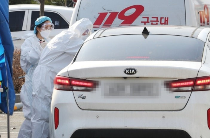 지난 26일 오후 세종시 조치원읍 보건소 내 신종 코로나바이러스 감염증(코로나19) 선별진료소에서 ‘드라이브 스루(Drive through)’ 방식의 검사가 진행되고 있다. [연합]