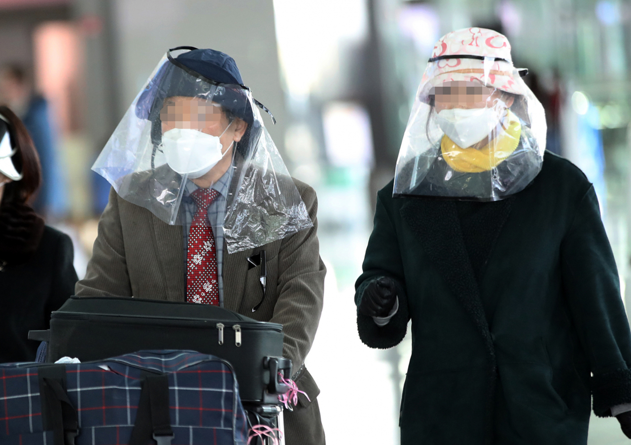 지난 27일 오후 인천국제공항 2터미널에서 여행객들이 탑승 수속 카운터로 향하고 있다. [연합]