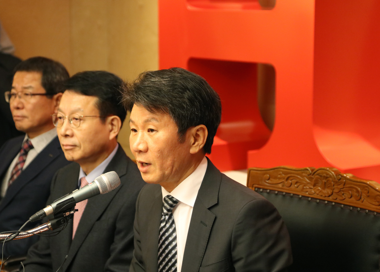 [사진=정몽규 HDC 회장이 지난해 아시아나 인수 관련 기자회견장에서 기자들의 질문에 답하고 있다]