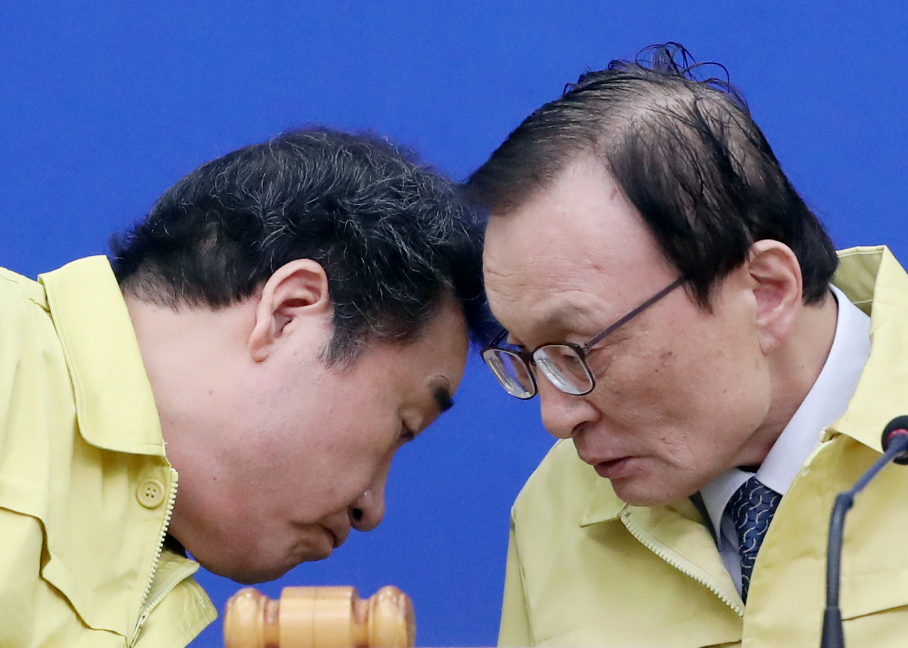 28일 오전 서울 여의도 국회에서 열린 더불어민주당 선거대책위원회(선대위) 2차 회의에서 이낙연(왼쪽), 이해찬 공동 상임선대위원장이 대화를 나누고 있다. [연합]