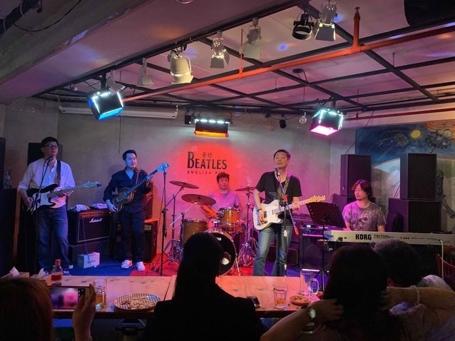 The Mentles perform at the Space the Beatles pub. (Yoo Jae-son)