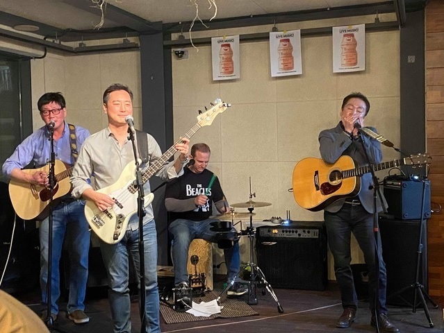 The Beagles take the stage at Re.Pub.Lic on Feb. 15. (Yoo Jae-son)