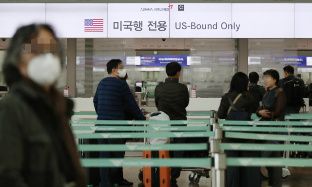 최근 미국 국무부가 한국에 대한 여행경보를 2단계 ‘강화된 주의’에서 3단계 ‘여행 재고’로 상향 조정하는 등 각국의 한국 여행객 입국금지가 확대되며 기업들의 글로벌 경영활동에도 빨간불이 켜졌다.[연합]