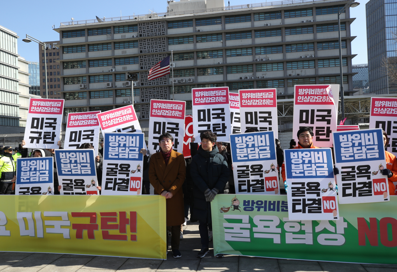 주한미군사령부는 28일 무급휴직 한달 전 사전통보 방침에 따라 한미 방위비분담금 협정 미체결시 오는 4월1일부터 주한미군에서 근무하는 한국인 근로자들에게 무급휴직을 실시한다는 내용을 통지한다고 밝혔다. 시민단체들이 지난 18일 서울 광화문 주한미국대사관 앞에서 미국의 방위비 강요 규탄 집회를 열고 있다. [연합]