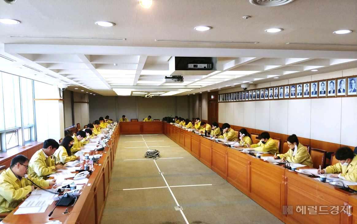 [헤럴드경제=이진용 기자] 지난 27일 한 서울 자치구 직원들이 관할구역내 신천지교회 신도들에게 전화를 걸어 전수조사를 하고 있다.서울시는 25개 자치구와 공조로 아래 시‧구 공무원 총인원 2489명을 투입, 중앙재난안전대책본부로부터 받은 서울 거주 신천지 신도 2만8317명에 대한 전수조사명단을 전달받고 조사를 하고 있다.jycafe@heraldcorp.com [서울시]