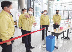 이성희 농협중앙회장(왼쪽 두번째)이 27일 서울 서대문 농협중앙회 본관 로비에서 방역상황을 점검하고 있다. [농협 제공]