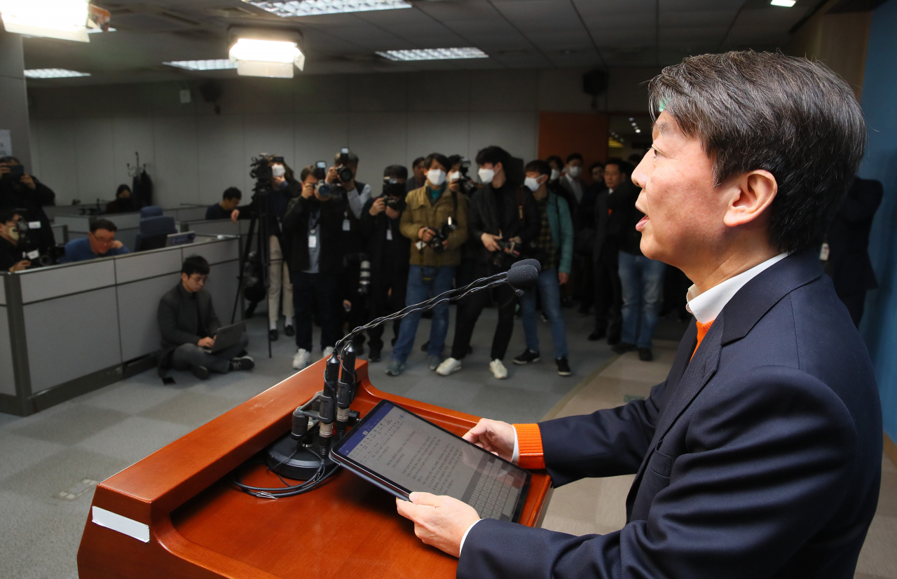 안철수 국민의당 대표가 28일 국회 정론관에서 4·15총선에서 지역 선거구에 후보자를 내지 않고 비례공천만 하겠다고 밝히고 있다. [연합]